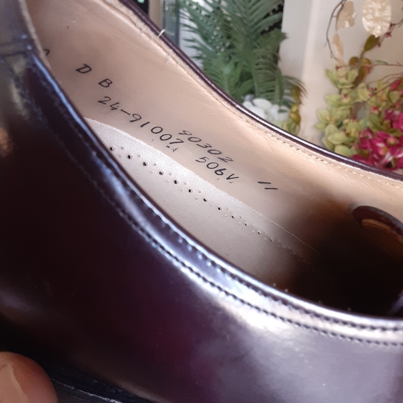 Johnston and Murphy,  Classic Brown Dress or Business Wingtips, Size 11 - Picture 6 of 10